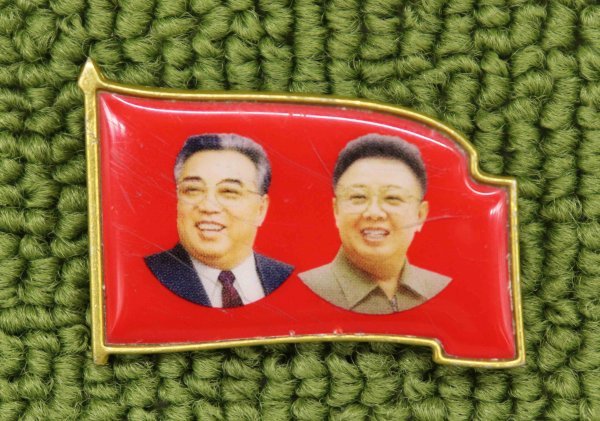 世界有名な  レア DPRK 金正日 金正恩 慶祝 金日成 バッジ 北朝鮮 希少な アンティーク/コレクション