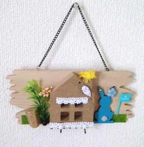 Art hand Auction Rabbit house wood with hooks wall decoration for keys, accessories, etc., Handmade items, interior, miscellaneous goods, panel, Tapestry