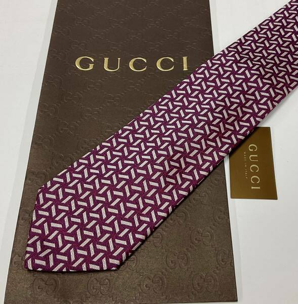 グッチ　GUCCI　ネクタイ 03　新品 タグ付　専用ケース無し　ご自身用に如何ですか　小柄　パープル