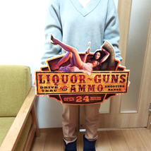 ブリキ看板 セクシー アンティーク おしゃれ LIQUOR? GUNS アメリカン ビンテージ 壁掛け プレート 壁飾り 雑貨 大きい_画像3