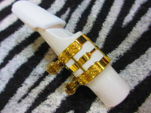  alto saxophone for mouthpiece OJ6 white + original ligature ( extra attaching )