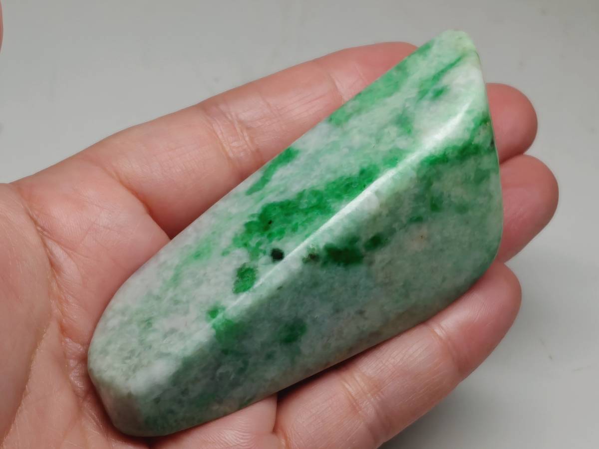 素晴らしい外見 鮮緑 532g 翡翠 ヒスイ 原石 鑑賞石 自然石 誕生石
