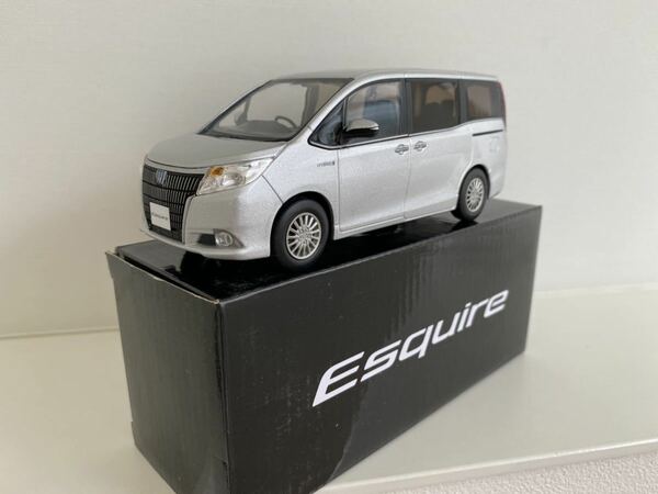 ★送料込み★トヨタ エスクァイア ミニカー 1/30 シルバーメタリック 1F7 色見本 非売品 前期 ZWR80W ZRR80W カラーサンプル