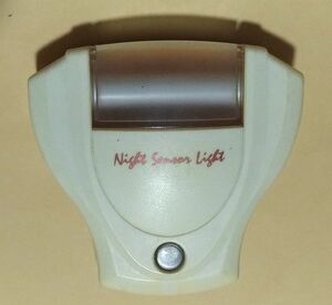 中古 Night Sensor Light 蛍光灯 １Ｗ 白色 ナイトセンサーライト 明るさセンサー付き 常夜灯 自動点灯/消灯 ナイト センサー ライト