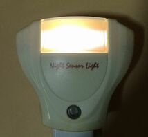 中古 Night Sensor Light 蛍光灯 １Ｗ 白色 ナイトセンサーライト 明るさセンサー付き 常夜灯 自動点灯/消灯 ナイト センサー ライト_画像8