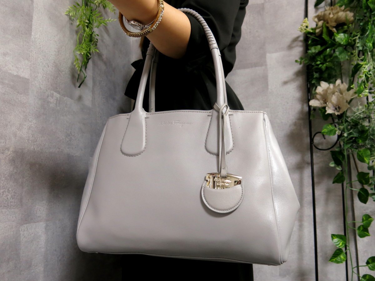 salvatore ferragamo トートの値段と価格推移は?|1,531件の売買情報