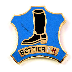  pin badge * horse riding. boots boots * France limitation pin z* rare . Vintage thing pin bachi