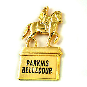 ピンバッジ・馬に乗る金色の像ナンシーの町◆フランス限定ピンズ◆レアなヴィンテージものピンバッチ