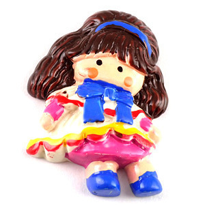ピンバッジ・リボンの女の子人形レジン製◆フランス限定ピンズ◆レアなヴィンテージものピンバッチ