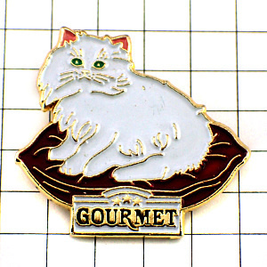  pin badge * cushion. on . seat . white cat gourmet bait * France limitation pin z* rare . Vintage thing pin bachi