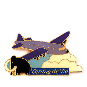ピンバッジ・紫色の飛行機と雲とマンモスゾウ象◆フランス限定ピンズ◆レアなヴィンテージものピンバッチ