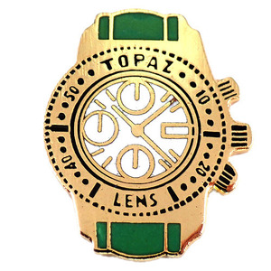 ピンバッジ・クロノ腕時計トパーズ緑のベルト革◆フランス限定ピンズ◆レアなヴィンテージものピンバッチ