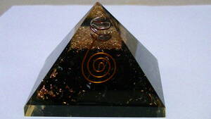 オルゴナイト　ピラミッド　置物　（大きさ約 73㎜ X 73㎜ X 55㎜）（説明文を変更しました）