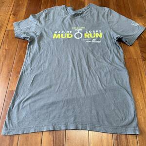 沖縄 米軍放出品 MUD RUN ミリタリー Tシャツ オシャレ ファッション 古着 ビンテージ グレー (管理番号V65)