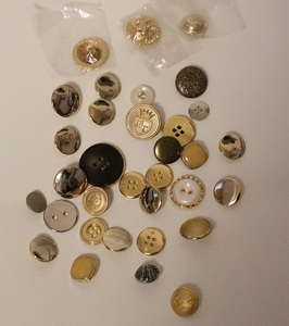 新品と美品！主にゴールド色ボタン 色々 全部で33個セット 手芸 裁縫 手作り 服飾