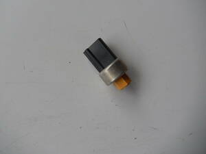 「純正部品」YH-552 F3AZ-19E561-A Ford HVAC Pressure Switch A/C プレッシャー スイッチ フォード エクスプローラー F150 F250 F350 F53