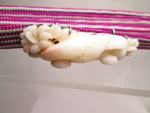 【江月】アンティーク・本珊瑚 百合と可愛い小鳥彫刻の帯留め_画像4