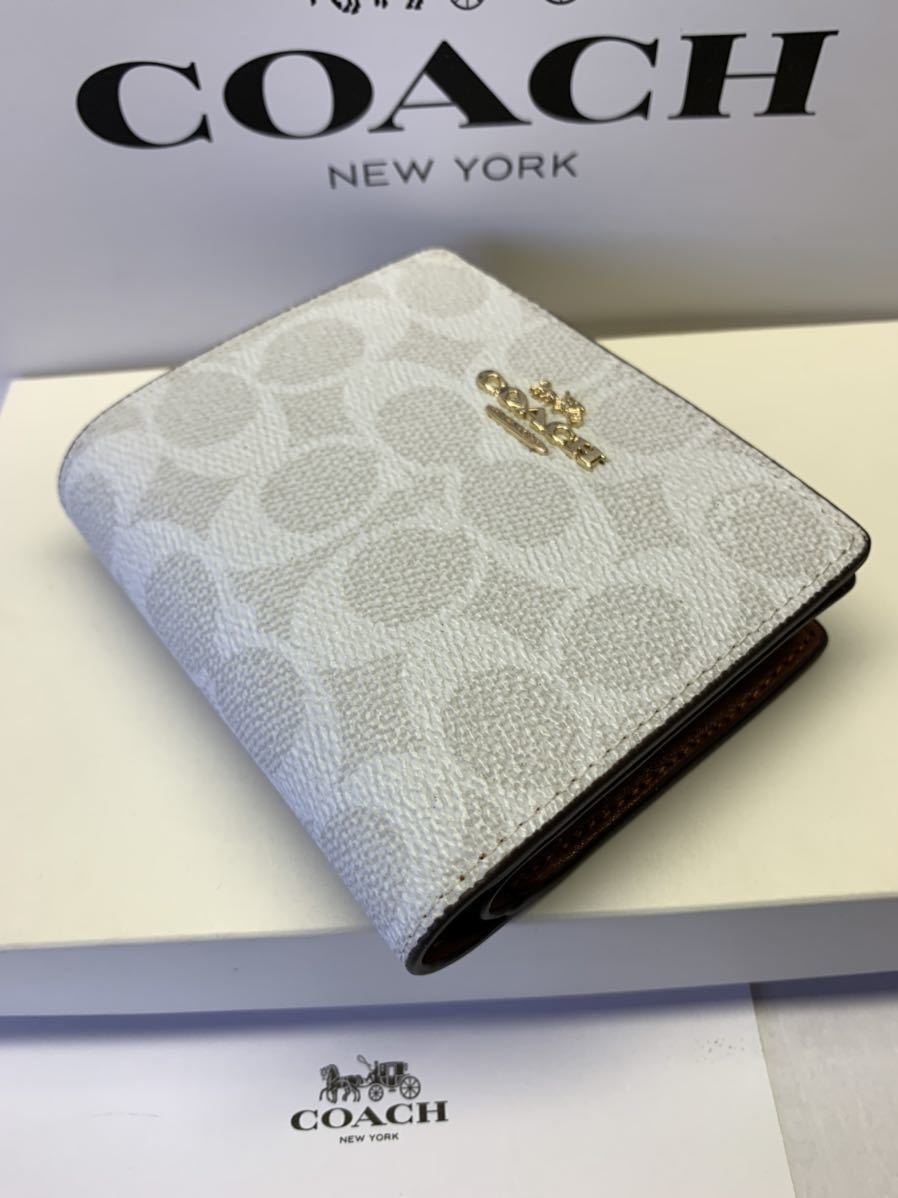 COACH 二つ折り 財布の値段と価格推移は?|2,341件の売買情報を集計 ...