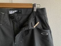 【OAKLEY】ゴルフパンツ W32 立体裁断 ロゴ刺繍 裾スリット ストレッチ 黒系格子 チェック柄 高機能 オークリー_画像2