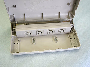 ◆OAタップ＜WH 9900H＞ (OAタップ用保護カバー/マグネット付/抜け止OAタップ＜WCH2404＞付) 新品◆