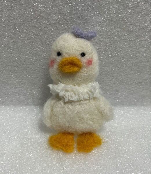 羊毛フェルト あひるちゃんブローチ