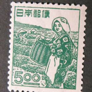 【普通切手・産業図案切手：未使用】茶摘み 5.00円[評価○美品]の画像1