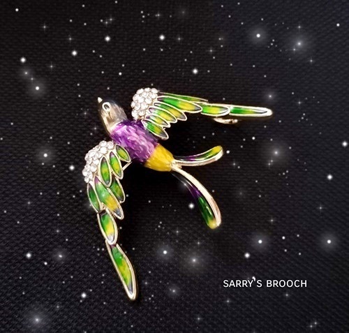 【送料無料】鳥 ブローチ ジルコニア 宝石 エナメル 紫色 緑色 黄色 バード