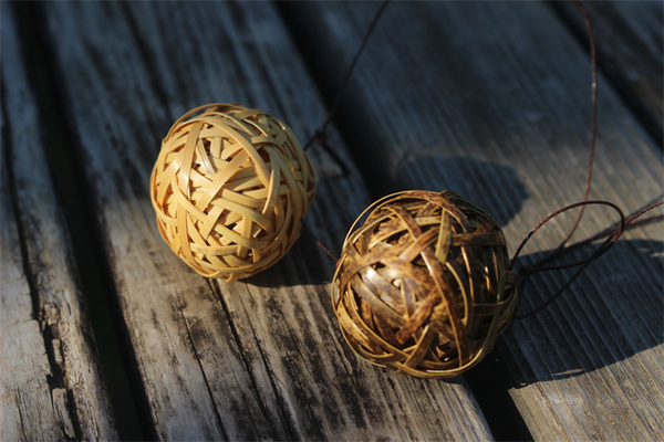 竹 バッグチャーム チャ―ム 山葡萄 籠 手作り小球　ペンダント　　アクセサリー　ストラップ かごバッグ　　乱れ編みボール かごバッグ 