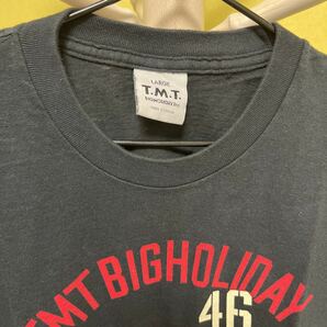 Z599 【TMT】BIGHOLIDAY TMT Tシャツ LARGEサイズの画像2
