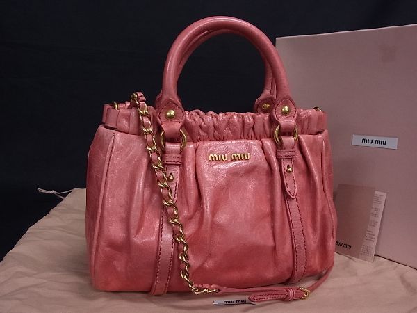 miumiu バッグの値段と価格推移は?|2,102件の売買情報を集計した 大阪直営店 レア美品miumiuミュウミュウ チェーンショルダーバッグ ゴブラン織ワッペン付 ショルダーバッグ