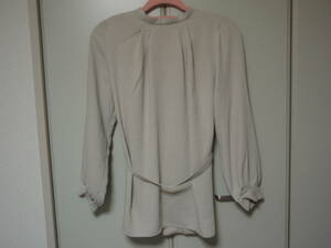 *BEAMS HEART| belt attaching high‐necked blouse | beige | Beams Heart | long sleeve blouse | long sleeve shirt | after button 