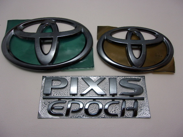 7トレジャー 【 トヨタ ピクシス エポック TOYOTA PIXIS EPOCH LA300A / LA310A 】 プラチナ ブラック エンブレム フロント&リア 3点