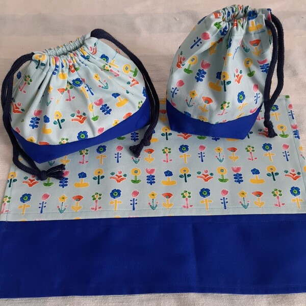ハンドメイド◆お弁当袋+コップ袋+ランチョンマット3点セット◆水色花+青