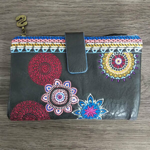 Desigual 二つ折り財布 花柄 雪柄 刺繍 黒系 ブラック 小銭入れ有 デシグアル レディース