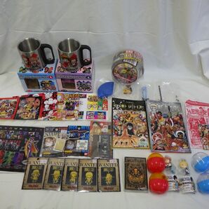 D2-8【中古】ONE PIECE グッズ 24点 千巻 七七七巻 すごろく ポストカード フィルムGOLDトランプ(未開封) ステンレスマグ シールなどの画像1