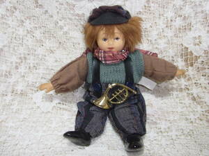 人形☆22㎝　ドイツ製　ホルンを持つ少年　子供男の子ボーイ　KEIN　SPIELZEUG　ビスクドール顔手靴が陶器製　帽子セーター吊りズボン