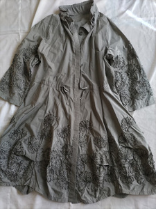  beautiful goods cawaii( tag less ) metallic gray color 7 minute length of a sleeve total floral print. One-piece type coat 