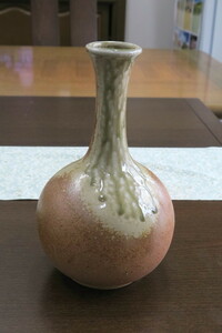 美品　和風柄の花瓶　寸法；径13ｃｍ、高さ2４ｃｍ、重量７００ｇ　素敵です。