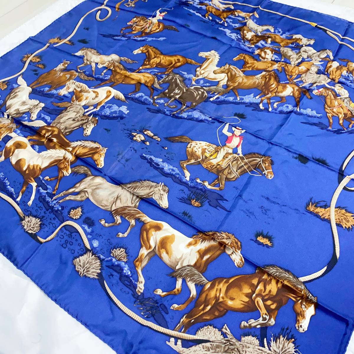 ヤフオク! -「エルメス スカーフ カレ 馬」の落札相場・落札価格