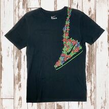 ナイキ Tシャツ 花柄 スニーカー スウォッシュ THE NIKE TEE 肩掛けデザイン M ブラック/花柄_画像1