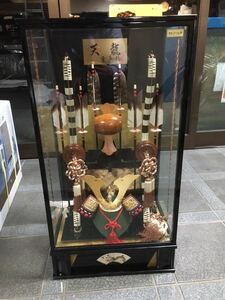 五月人形 兜飾り 天龍 宝童作 ガラスケースオルゴール付 幅37.5奥行29高さ81