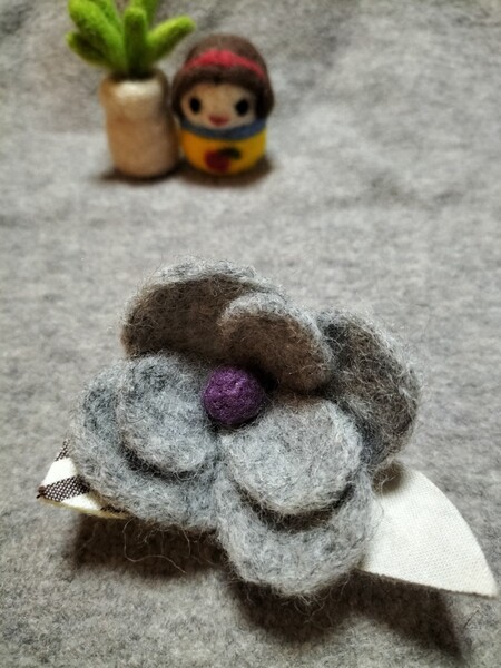 羊毛フェルトハンドメイドグレイお花ブローチ