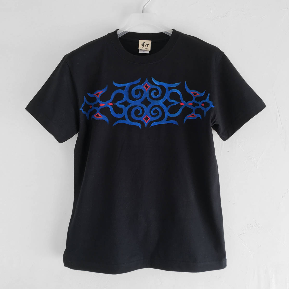 Herren-T-Shirt mit Ainu-Muster, Arabesken- und Eulenmuster, Größe L, Schwarz. Handbemaltes T-Shirt mit Ainu-Muster, japanisches Muster, Größe L, Rundhals, gemustert