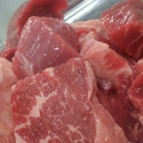 ☆ビーフシチューなど煮込み専用のお肉5kgです！◆牛肩ロース サイコロ カット 1kg毎に真空パック