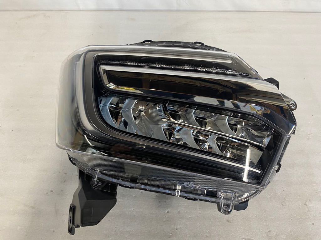 ☆美品 送料込☆即決 ベンツ Cクラス W205 後期 純正 左 LED 3眼