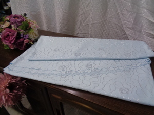 高級テーブルクロス　ホテル使用　大判丸型230　花柄織込刺繍　水色　クリーニング済