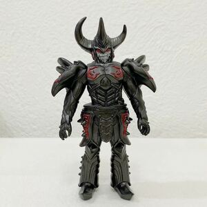 アーマードダークネス 「ウルトラマンメビウス外伝 アーマードダークネス」ソフビフィギュア★高さ約17cm〈K8