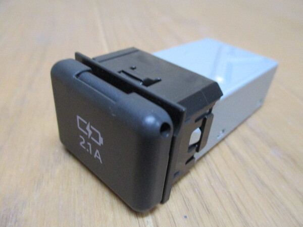 【新車外し】ダイハツ/純正品/車内/USBポート/USB カー チャージャー/2.1A/85532-B1010/ロッキー/A200S A201S A202S A210S/LP2202-9