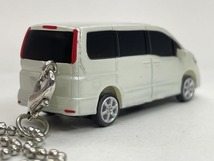 ■★NISSAN　SERENA（セレナ）　チェーン付プルバックカー（ヘッドライト点灯：電池式）_画像2