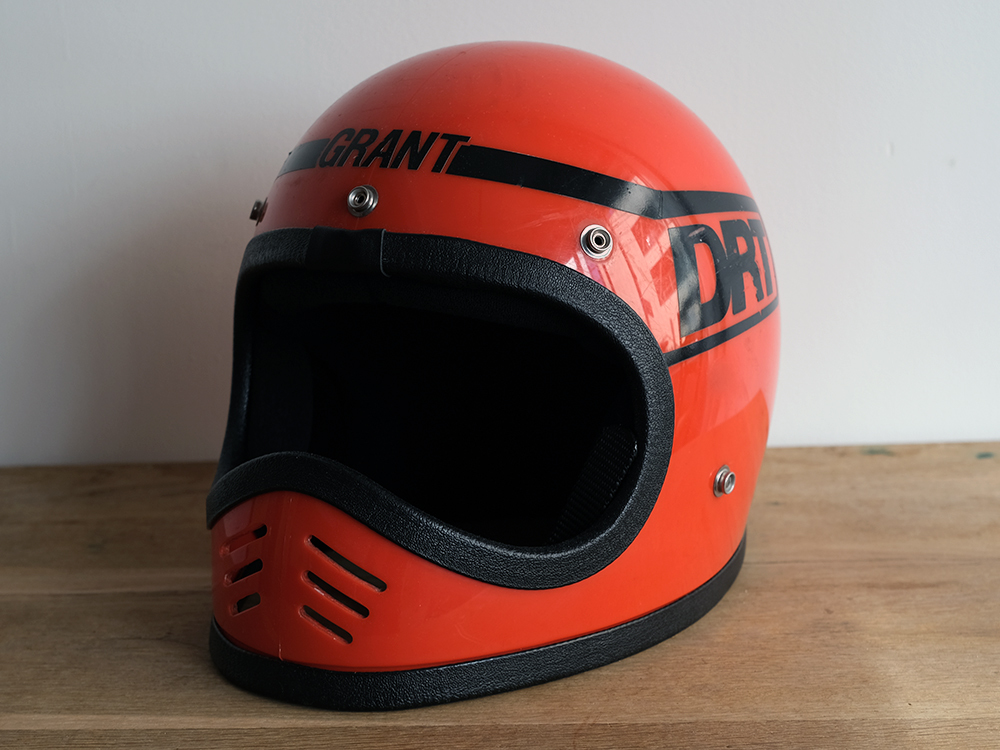 最安値挑戦!】 送料無料 BELL MOTO3 RED 61cm ベルモト3ビンテージ